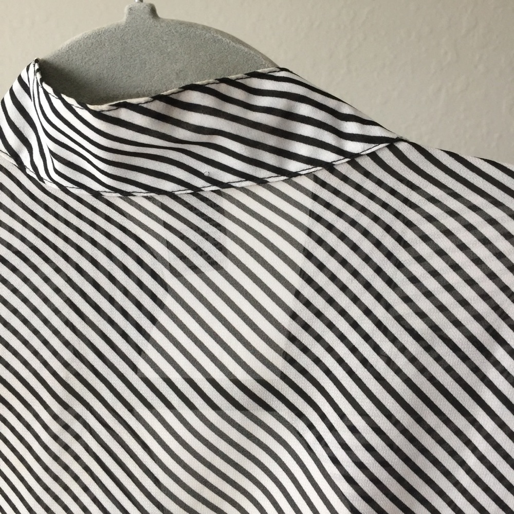 F O R E V ER 21 sheer V-neck top - Picture 7 of 8